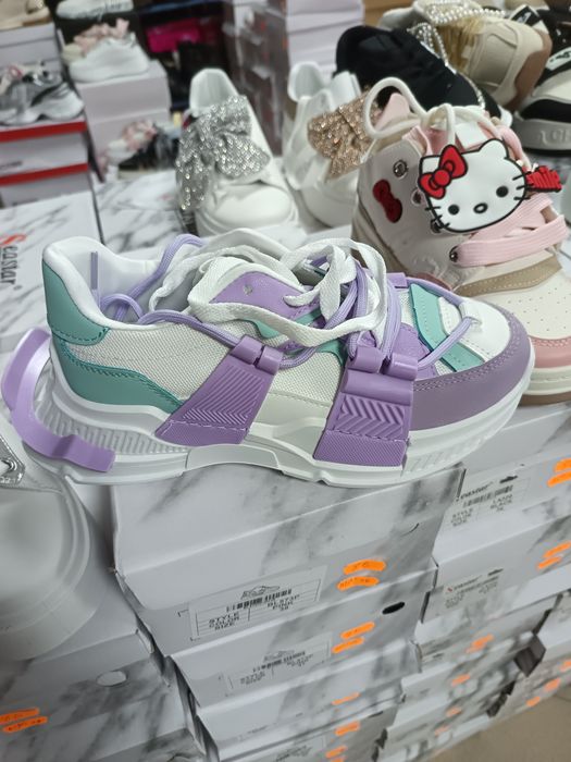 Дамски маратонки на едро