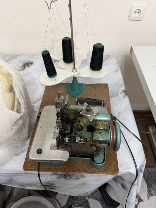 Продается швейная машинка и аверлок