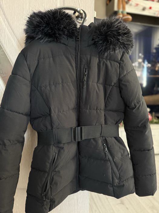 Черно зимно яке.