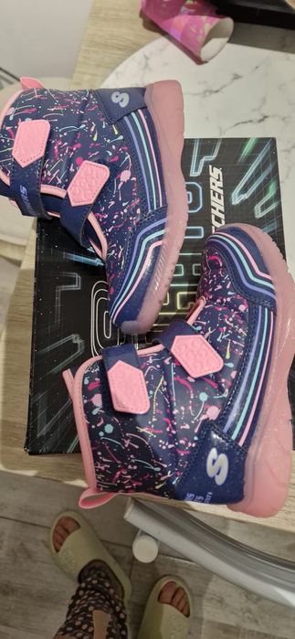 Ghete Skechers noi, cu eticheta