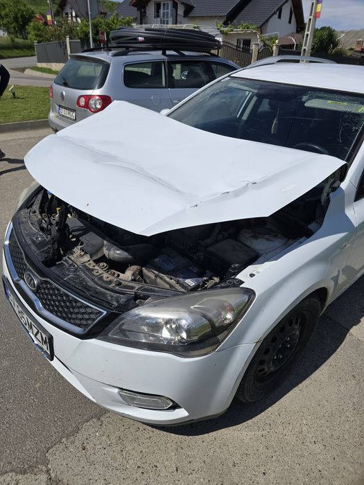 Vând kia ceed avariata