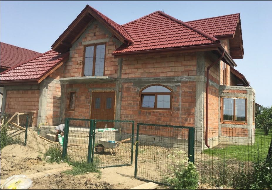 Construim structuri case (case la rosu) din materiale bune si cu grija