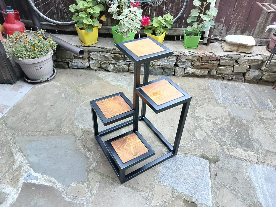 Цветарник метален, прахово боядисан.