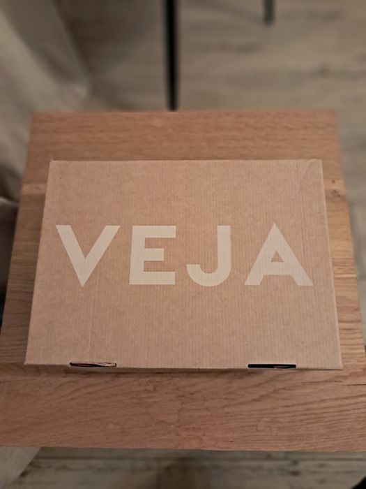 Vând adidași VEJA albi