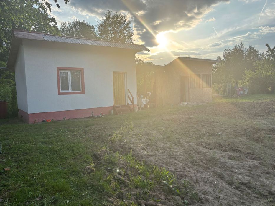 Vând teren cu cabana la munte