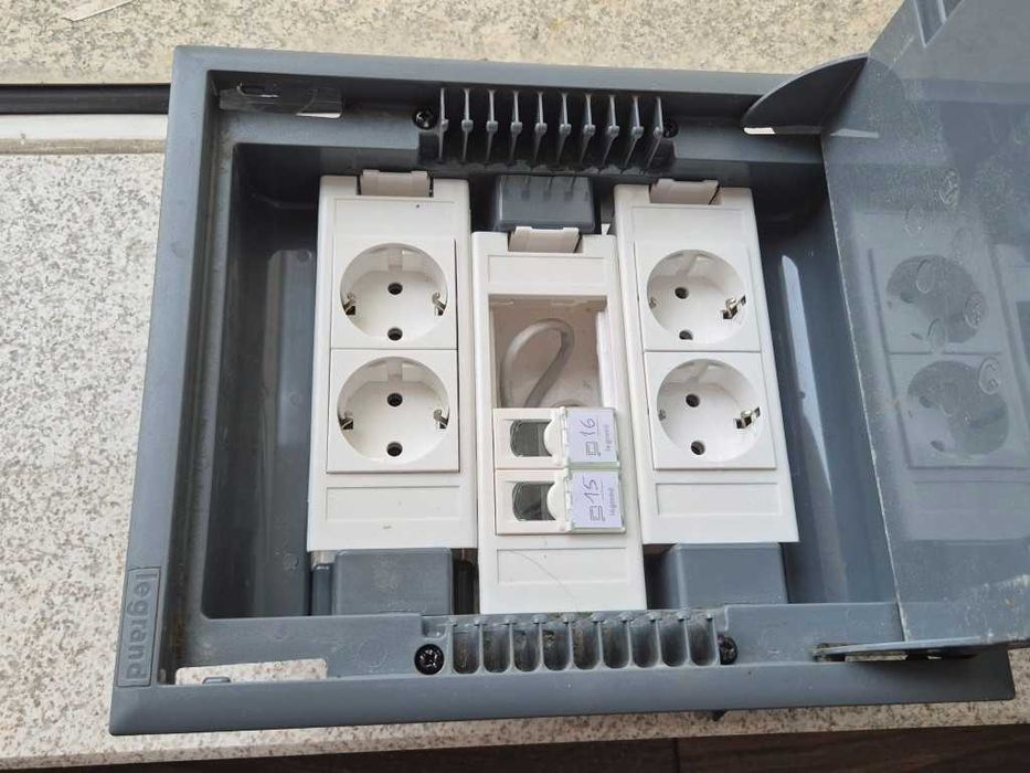 Комплект 8 бл. подова оборудвана електро кутия Легранд с капак Legrand