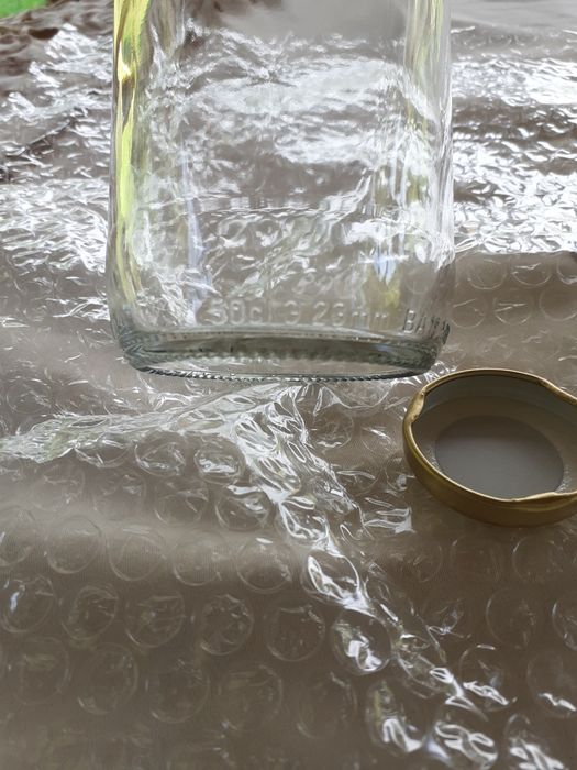 Стъклени бутилки с винтови капачки