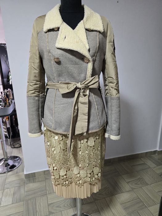 Rochie din dantela brodata cu strasuri, pliseuri în partea de jos