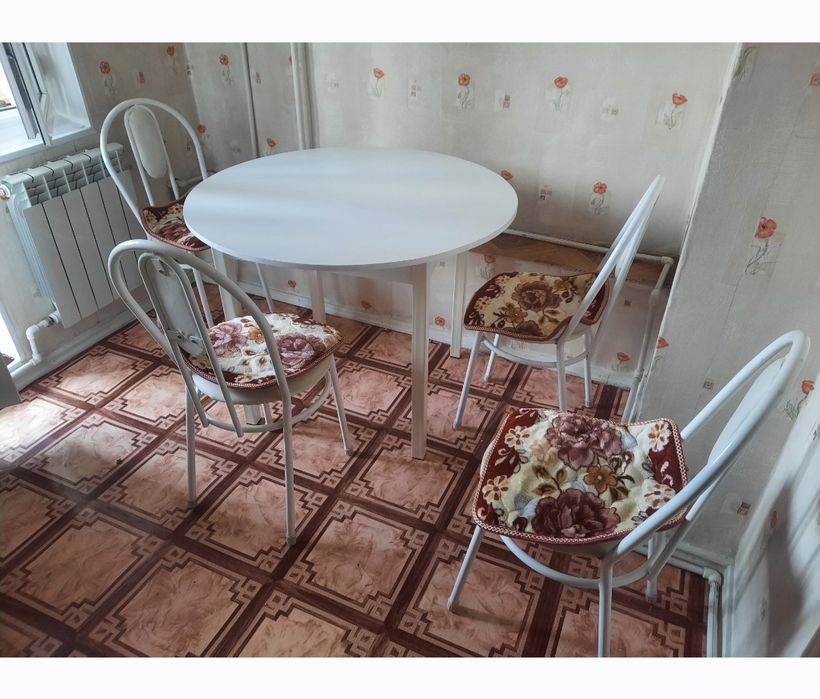 Стол кухонный и стулья
