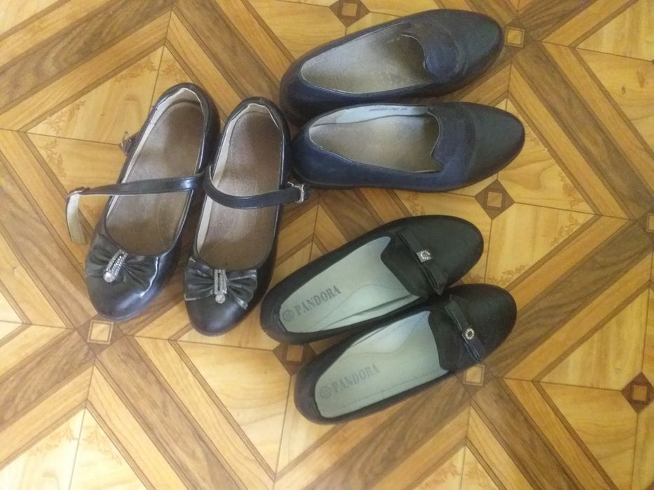 Продам ветровки для девочек 9-10 лет