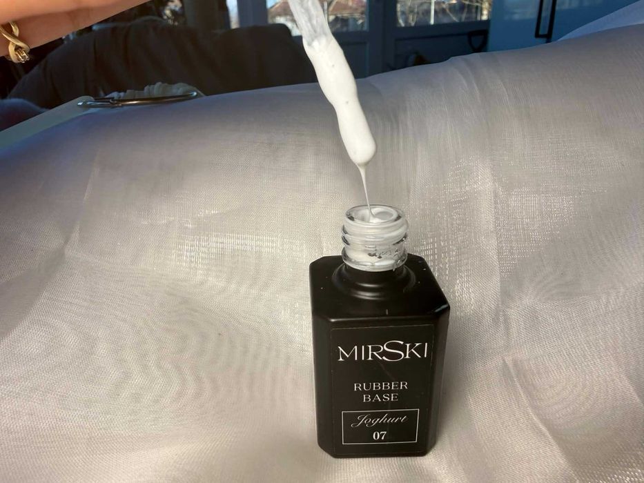 Гел лакове и бази