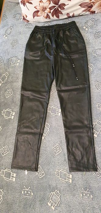 Кожен панталон с ципове на крачолите