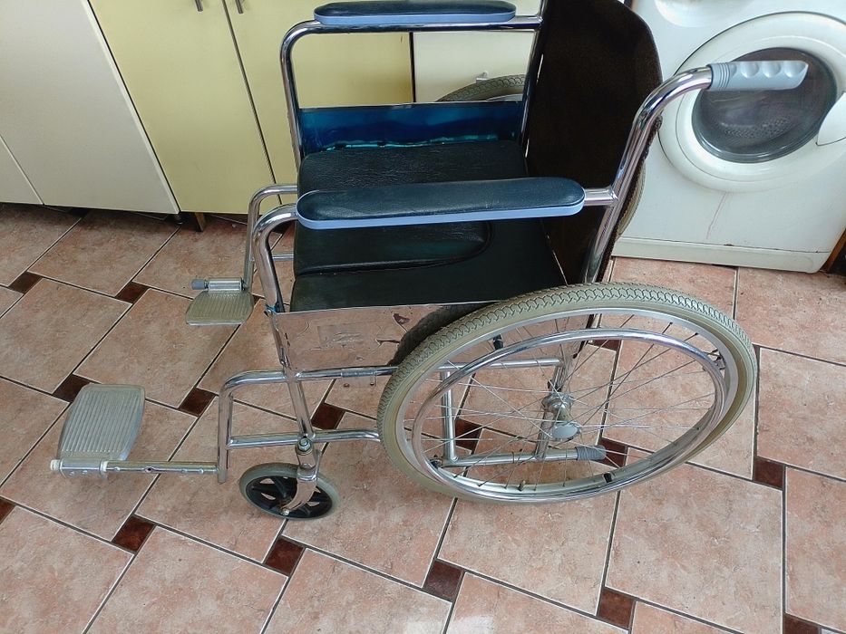Vând scaun cu rotile(fotoliu rulant pentru pers.cu dizabilități)recond