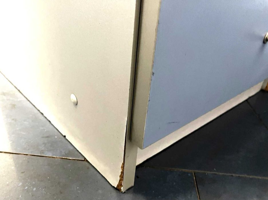 Секретарско бюро + шкаф за офис техника + подарък