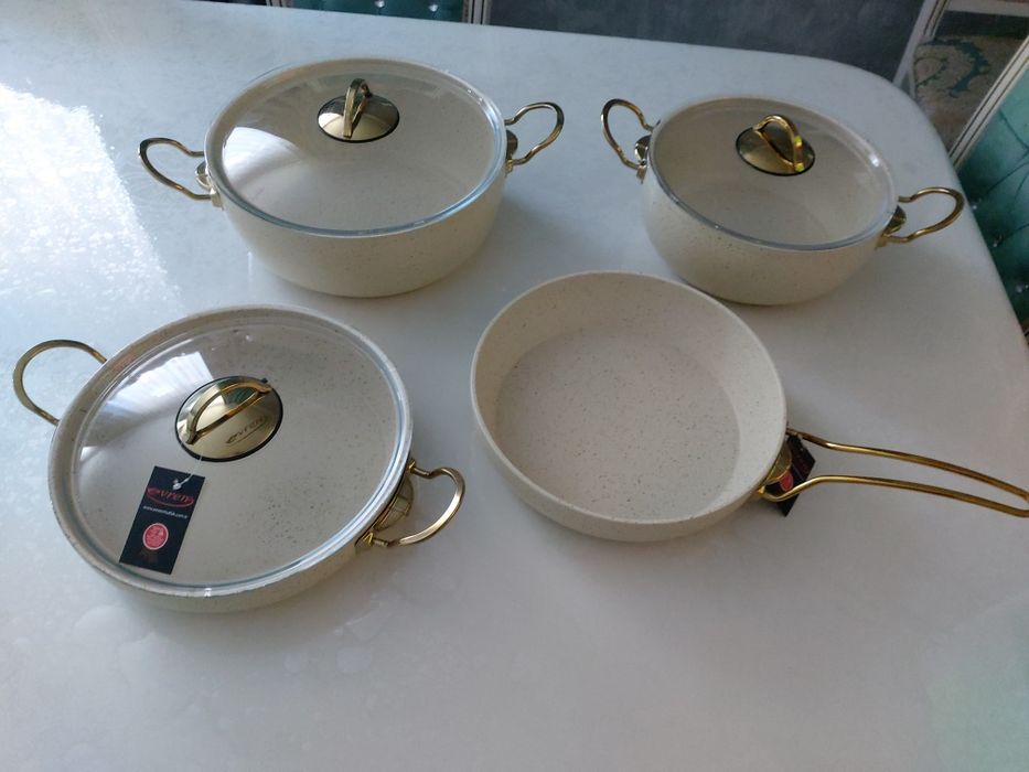 Набор новых кастрюлей