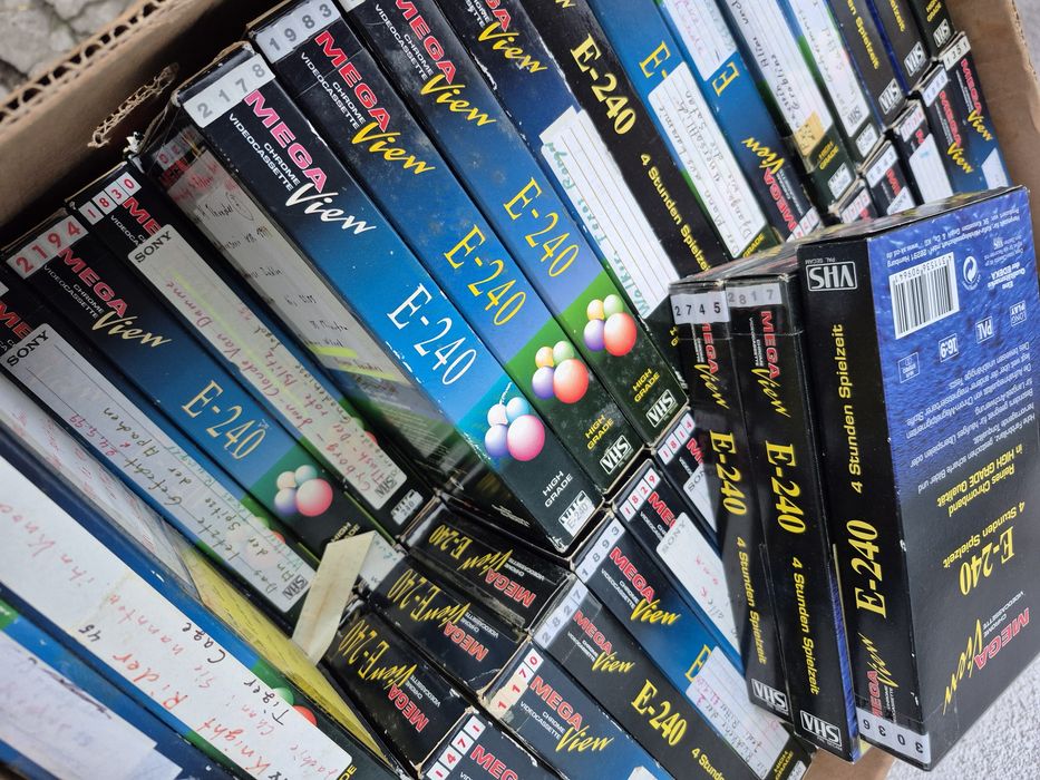 Vând lot 55 casete video VHS originale Mega view de 240minute cu filme

- 80