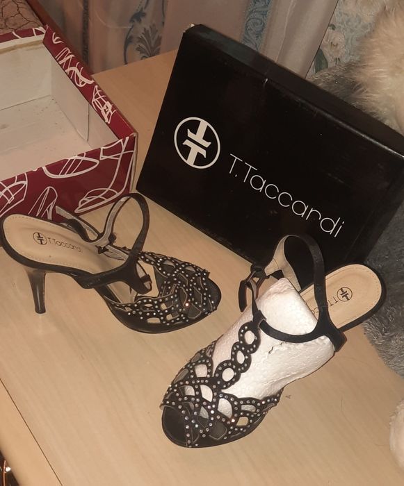 Женские босоножки