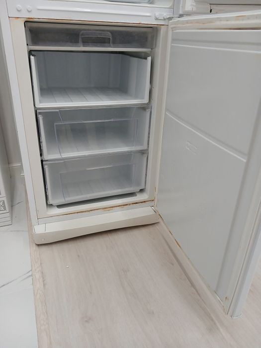Продам холодильник Indesit