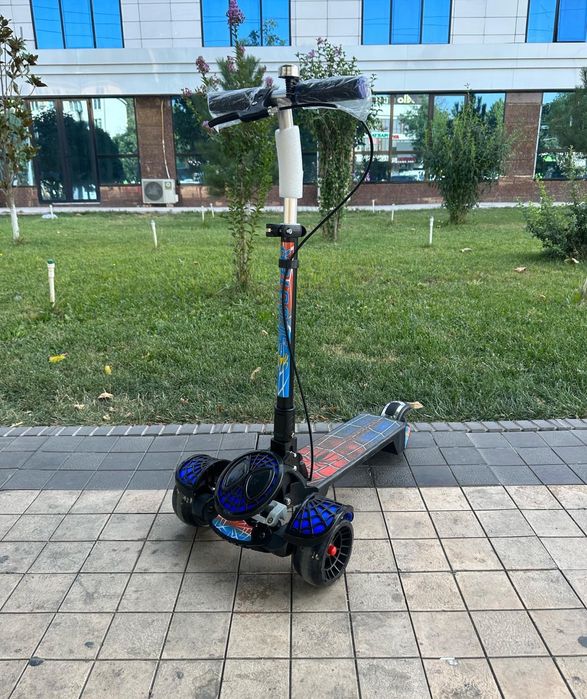 Самокат Трехколесный самокат очень крутой для детей от 5 лет.