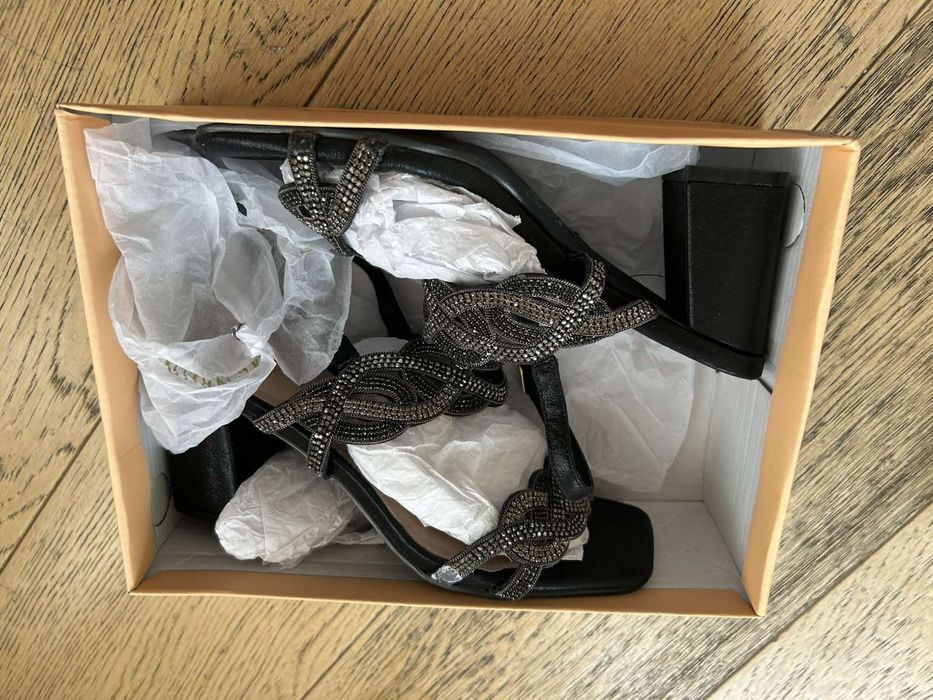 Официални кожени сандали с камъни с удобен ток 39 номер