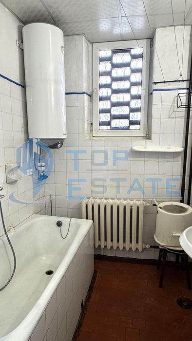 Тристаен, тухлен апартамент в центъра на град Велико Търново