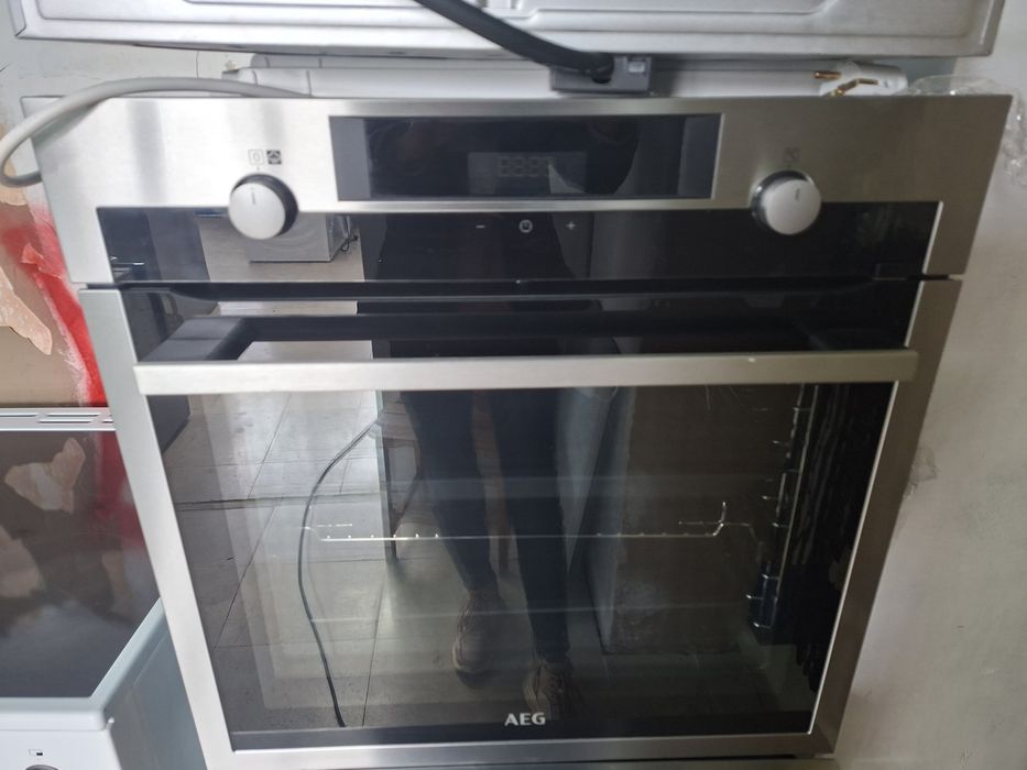 Фурна за вграждане AEG