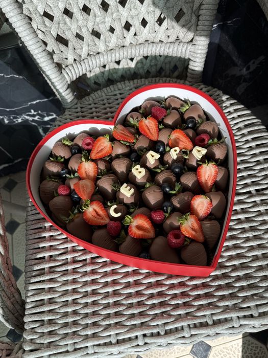 Подарок клубника в шоколаде