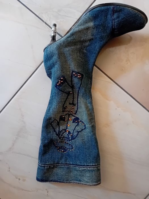 Продавам шикозни дънкови ботуши