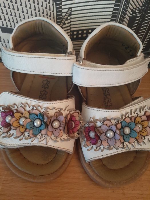 Продам сандалики для девочки