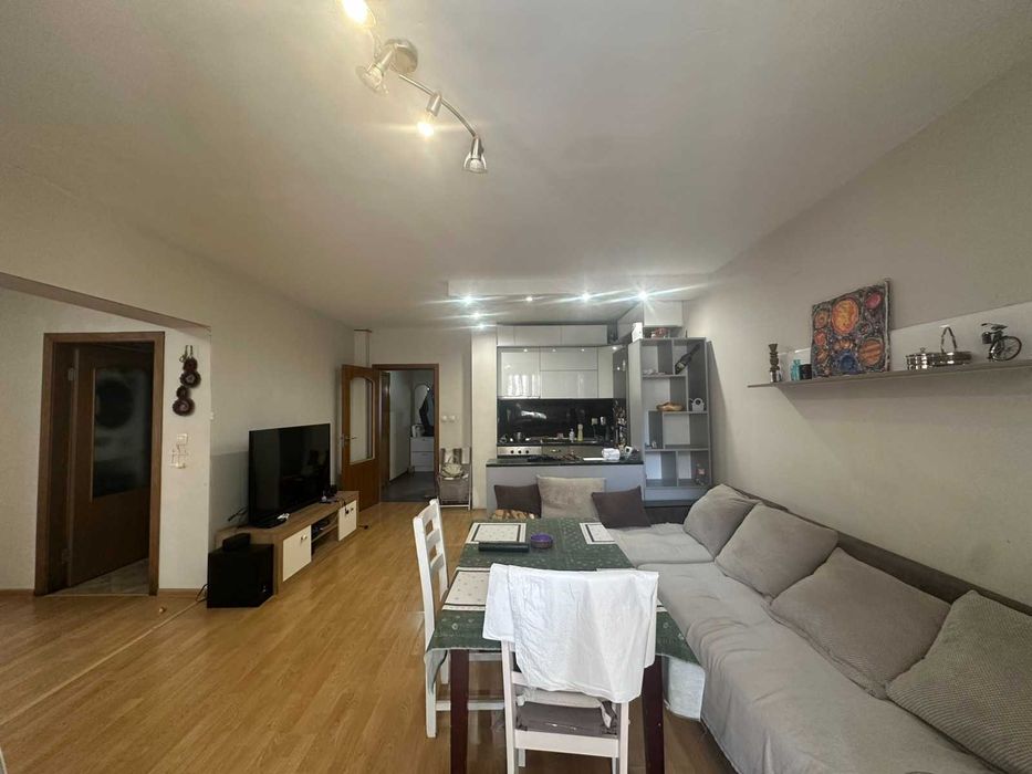 Апрартамент с три спални, 2 санитарни възела  и гараж