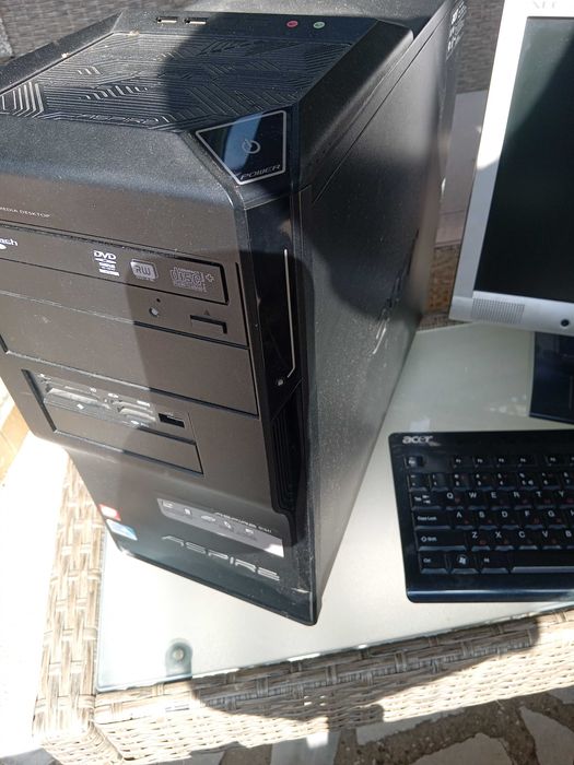 Компютър с монитор и клавиатура