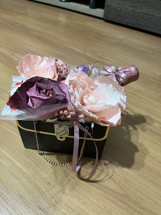 Ръчно изработени цветчета от хартия пенливо вино и