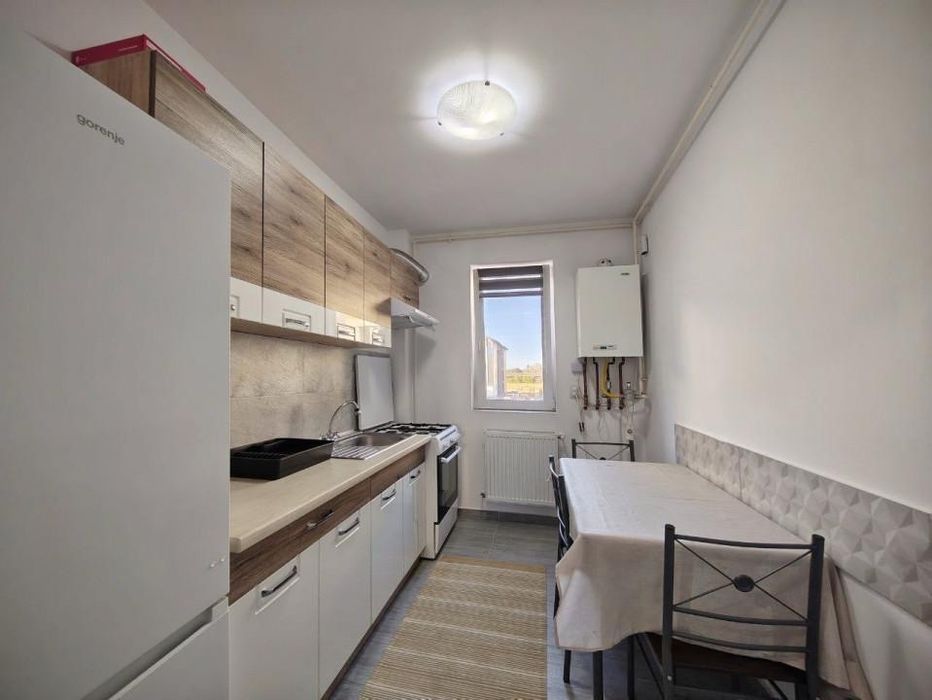Inchiriez apartament cu o camera decomandat 38mp Giroc