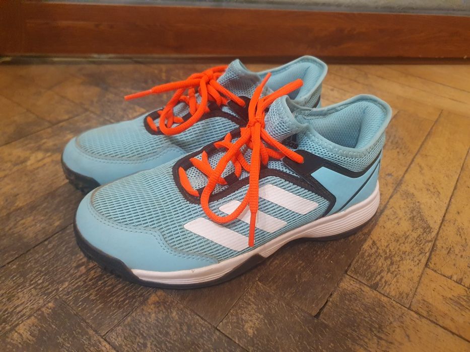 Маратонки за тенис за всички видове кортове на Адидас