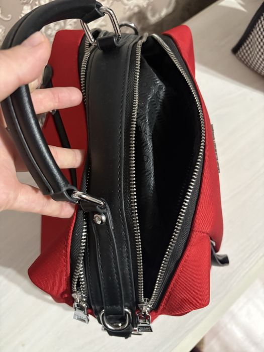 Красная сумка от прада