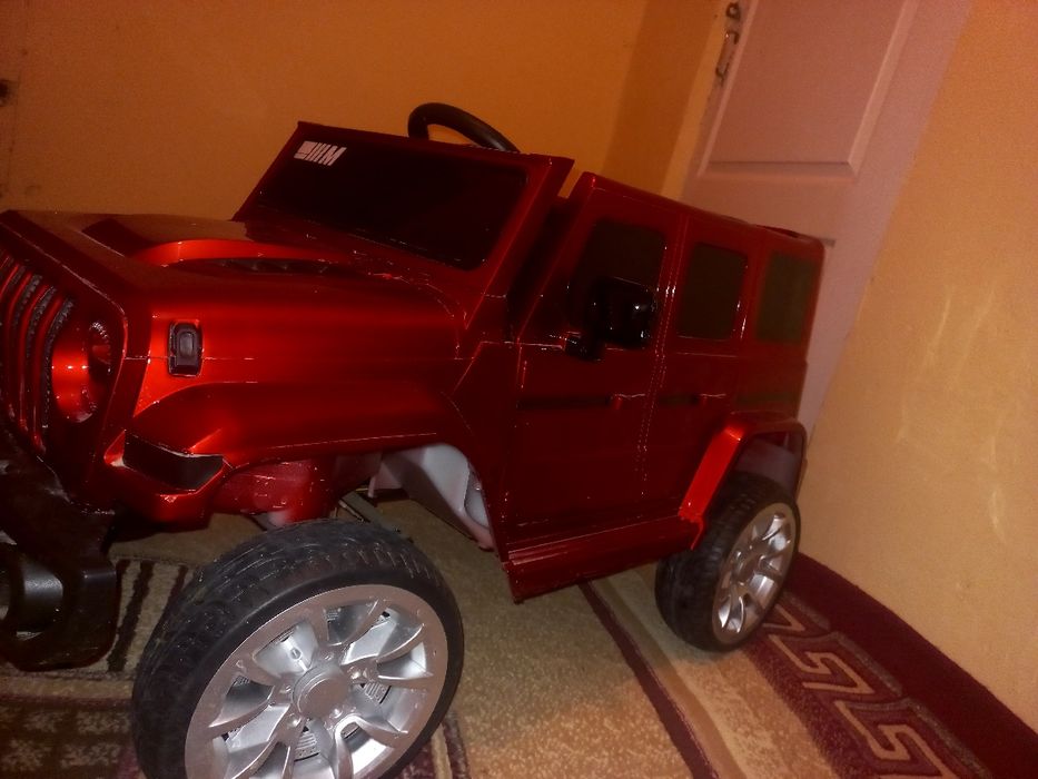 Продам машину красного цвета