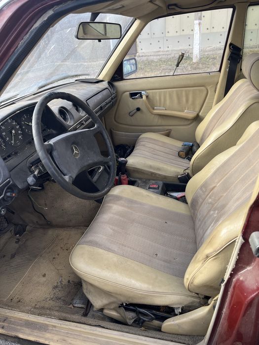 машина Mercedes W123 E200