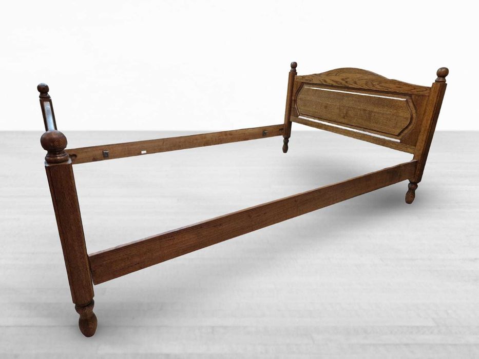 Масивна дъбова спалня в комплект с два броя нощни шкафчета