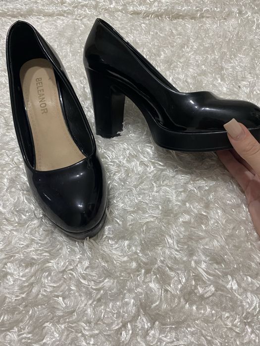 Продам черный туфли на каблуке