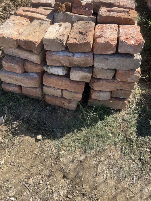 Продавам тухли единички