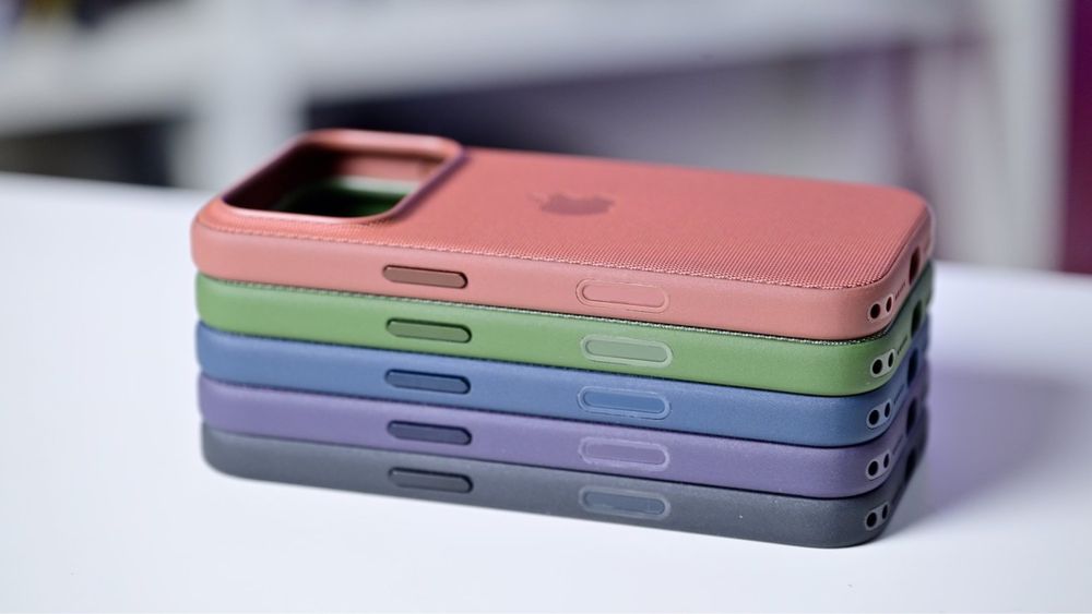 КОМБО: Techwoven калъф с лого + връзка Crossbody Strap за iPhone 17 Pro и 17 Pro Max