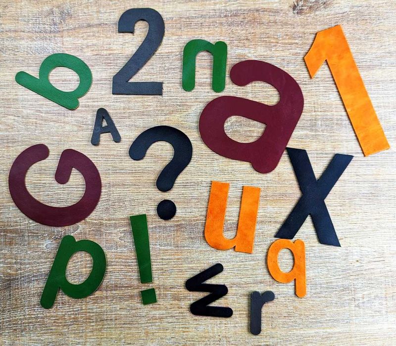 Litere si cifre din piele naturala, regenerata sau ecologica