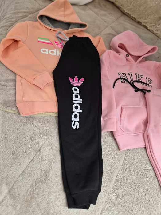 Продавам екипи за момиче