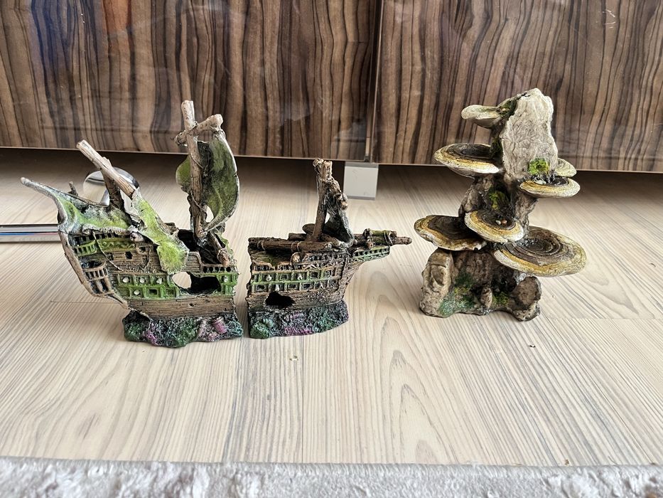 Acvariu mare complet cu 2 filtre , pompa oxigen, capac, iarba decor.