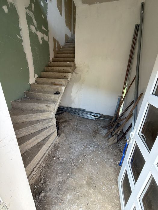 Vand casa la rosu