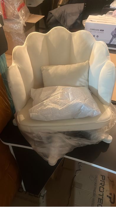 Продам стулья новые