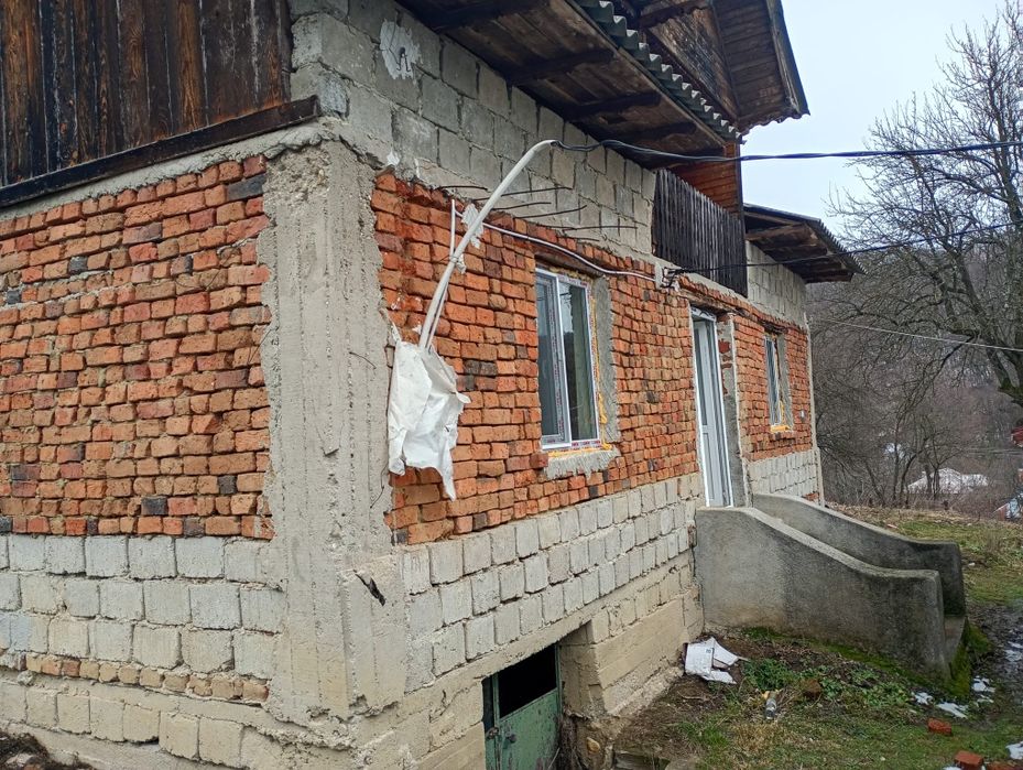 Vând casă  cu fânar plus livada