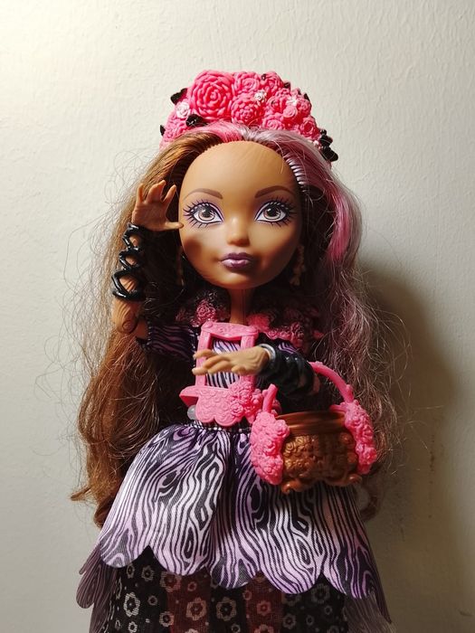Продам куклу Ever after high