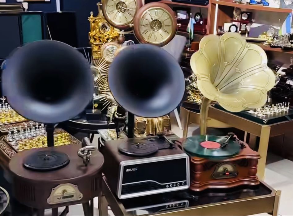 Стильный граммофон в ретро стиле