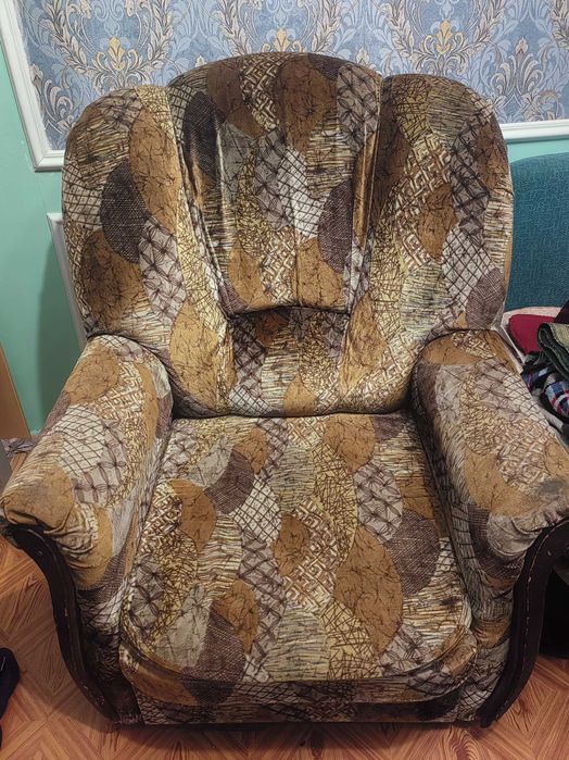 Отдаю диван с креслом